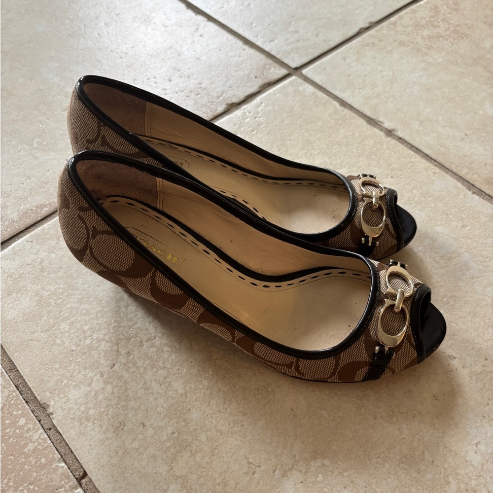 SOLD ❌Vintage Signature Coach Open Toe Wedges Size 6